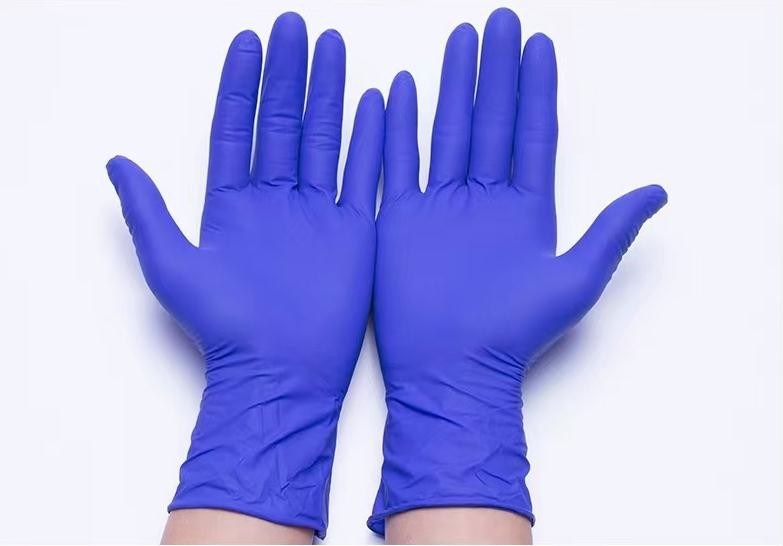Verpakking Hoeveelheid 100 stuks doos oliebestendige wegwerphandschoenen die voldoen aan EN455 Veiligheidsnorm perfect voor laboratorium en chemische industrie